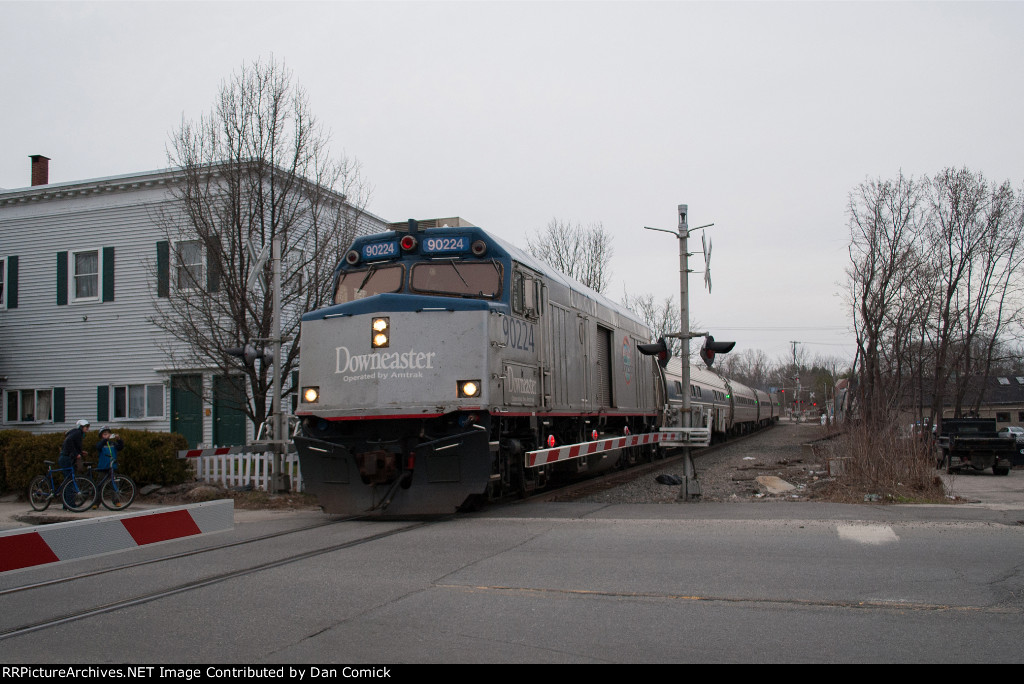 AMTK 90224 Leads 688 at Woodford St. 